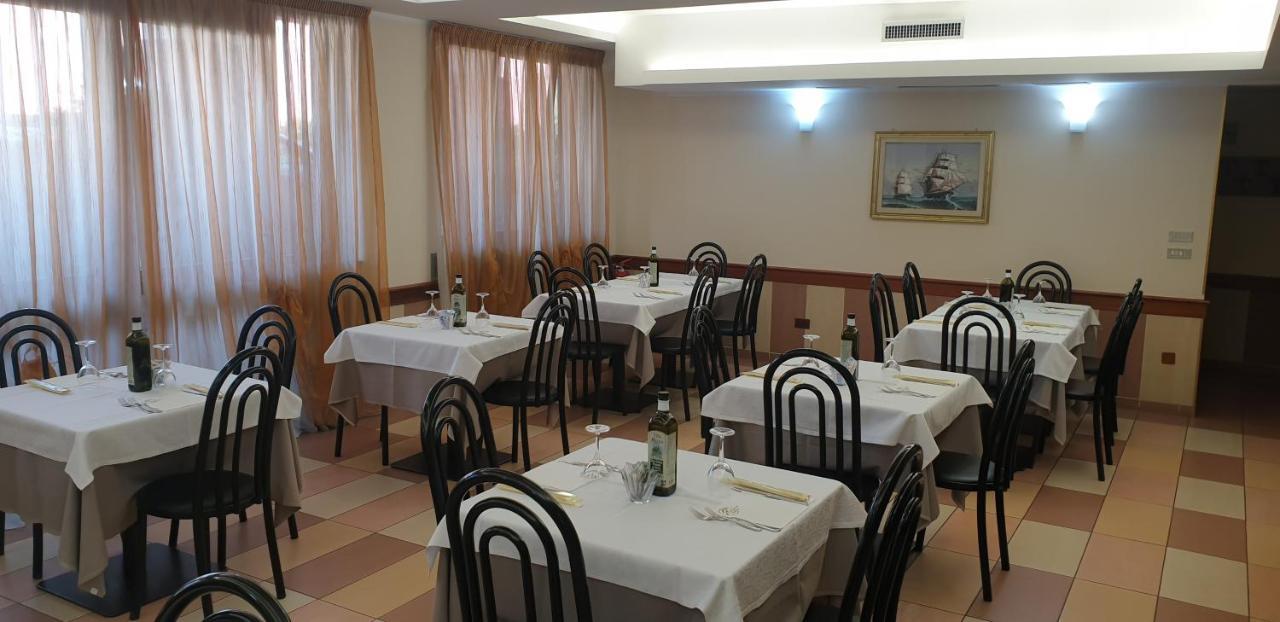 Albergo Ristorante Il Delfino Novara Exteriör bild