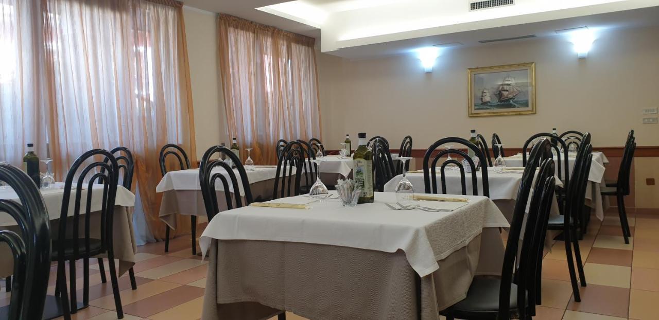 Albergo Ristorante Il Delfino Novara Exteriör bild