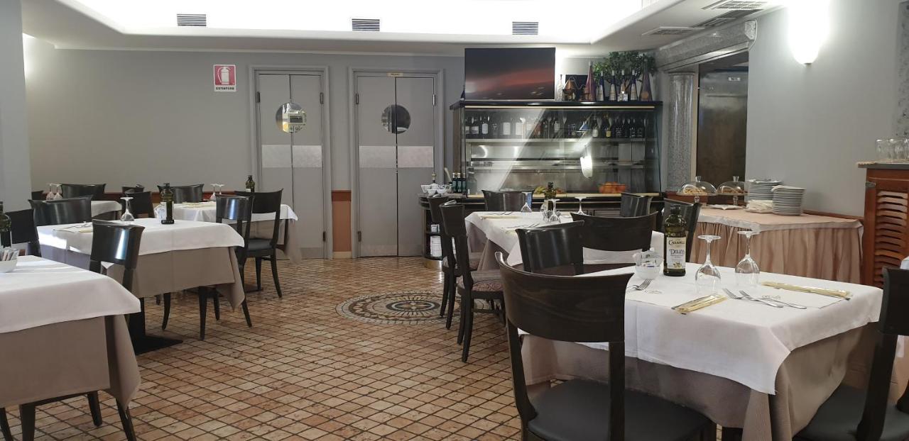 Albergo Ristorante Il Delfino Novara Exteriör bild