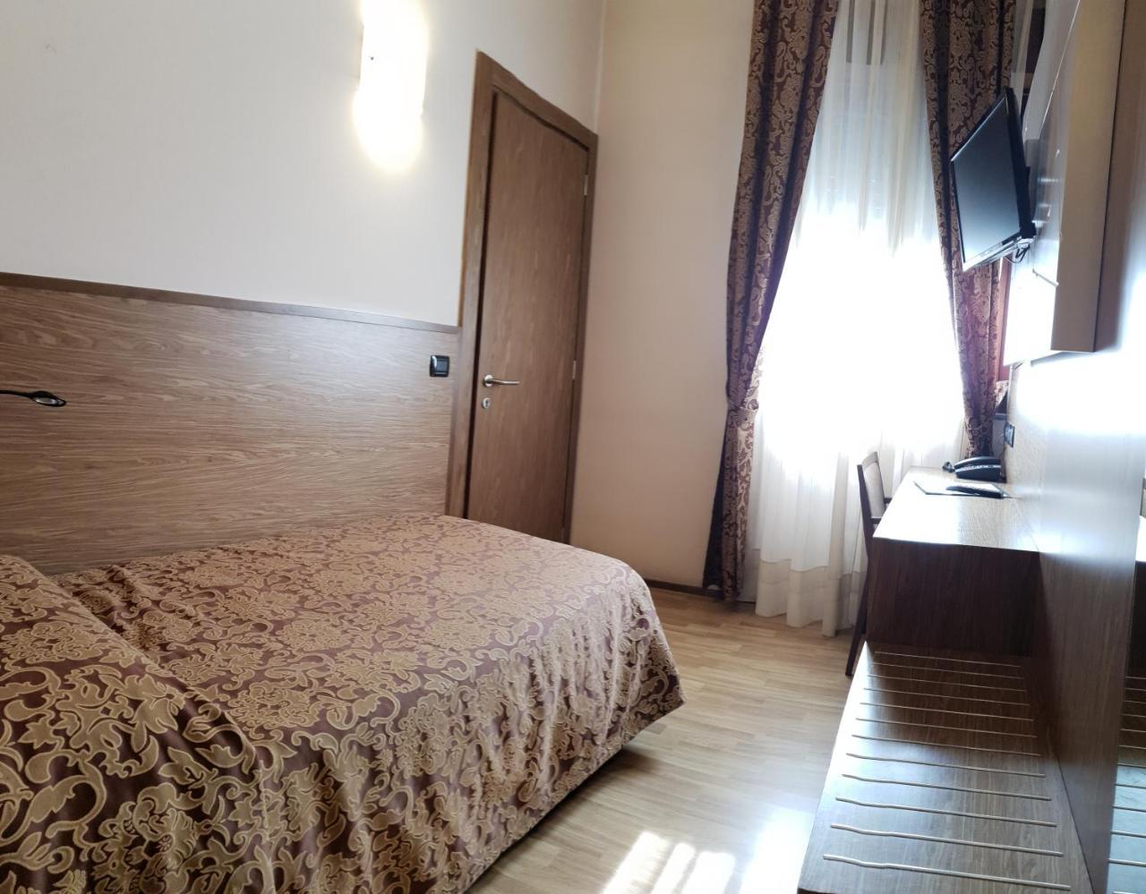 Albergo Ristorante Il Delfino Novara Exteriör bild